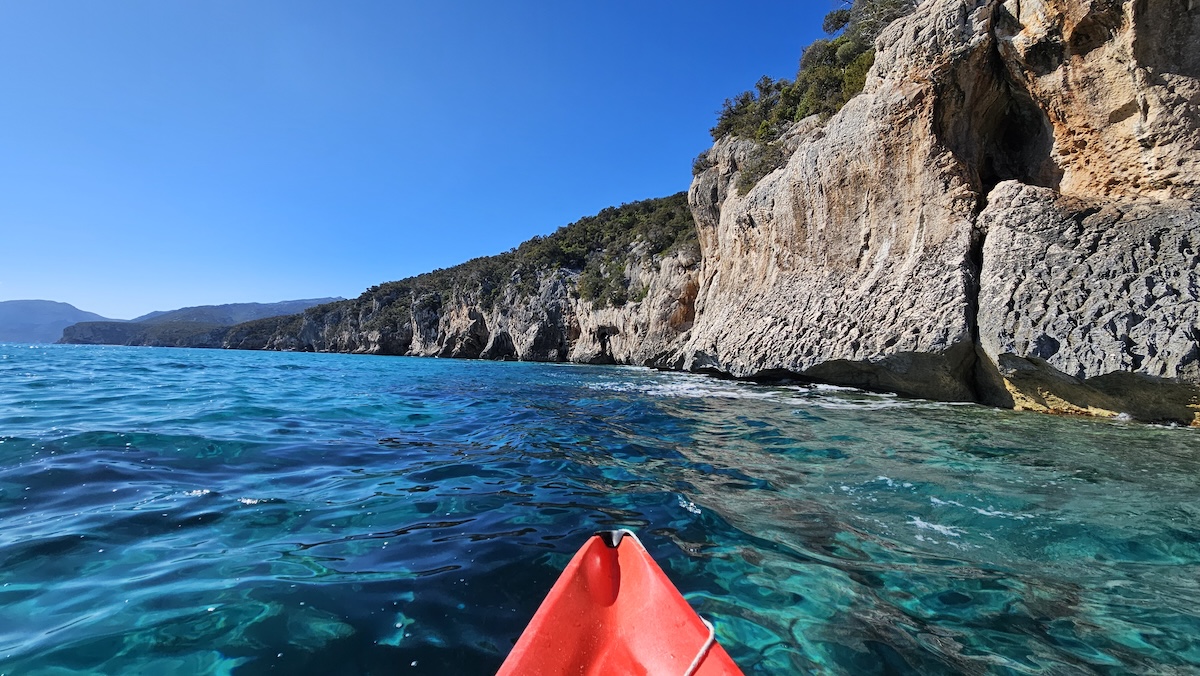 Sardinien: Paddeln im Golf von Orosei Cala Luna. Foto: Lena Ziehres, Reiselust-Mag