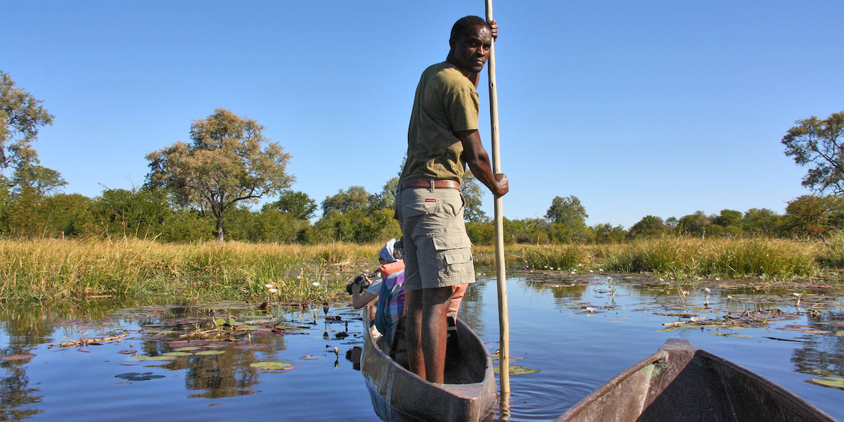 Fahrt mit dem Mokoro auf dem Fluss Khwai, Okavangodelta, Botswana. Foto: Lena Ziehres, Reiselust-Mag