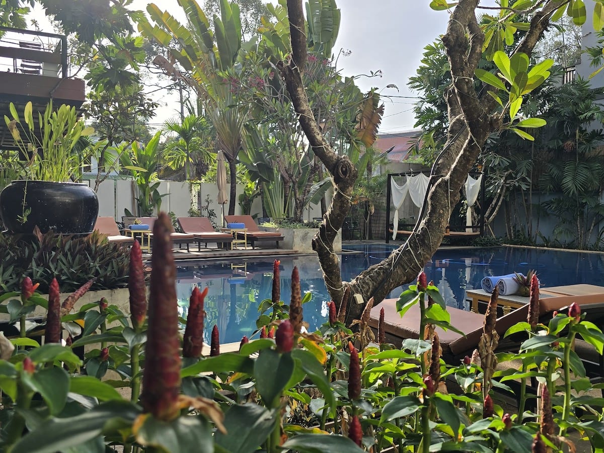 Exotischer Garten des Amber Angkor Hotels in der Morgensonne. Foto: Beate Ziehres, Reiselust-Mag