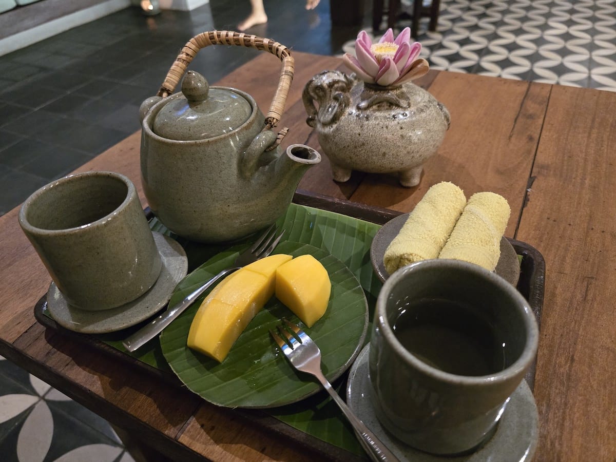Tee und Mango im Sokkhak Spa in Siem Reap. Foto: Beate Ziehres, Reiselust-Mag