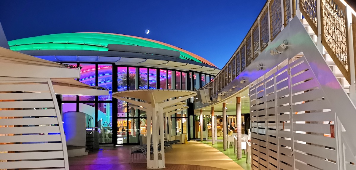 Aida Prima Deck 16 mit Innenpool im Beach Club unter einem Foliendom. Foto: Beate Ziehres, Reiselust-Mag
