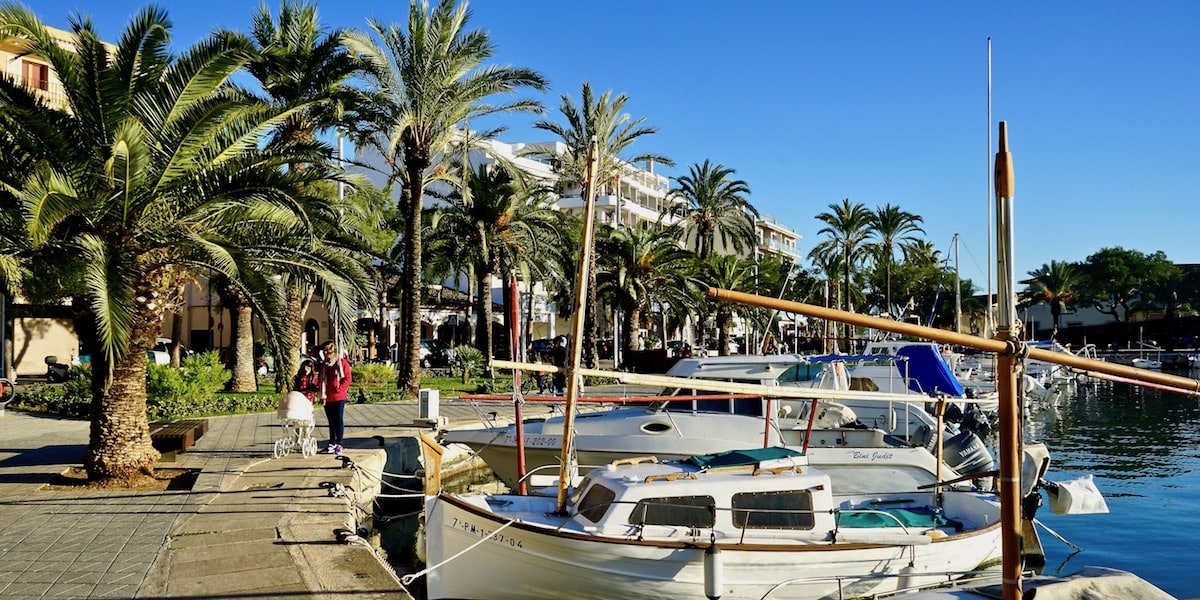 Am Hafen von Alcúdia, Mallorca – Foto: Beate Ziehres