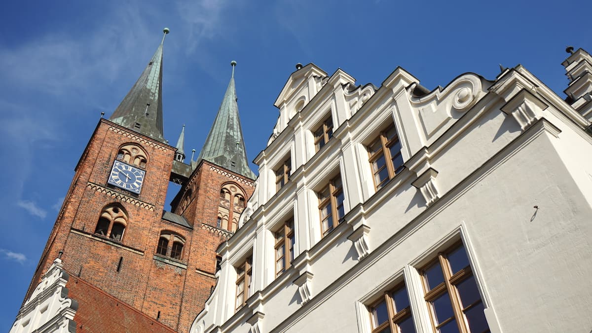 Altmark, Stendal: Giebel des Rathauses und die Türme der St. Marien Kirche. Foto: Beate Ziehres