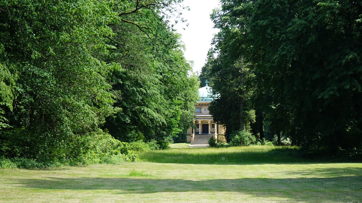 Altmark, Tangerhütte: Sichtachse zum Mausoleum im Stadtpark. Foto: Beate Ziehres