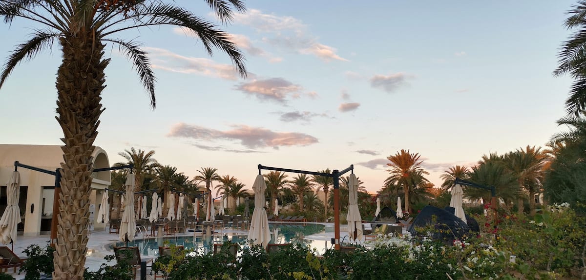 Nachmittagslicht am Pool des Anantara Tozeur, Tunesien. Foto: Beate Ziehres, Reiselust-Mag