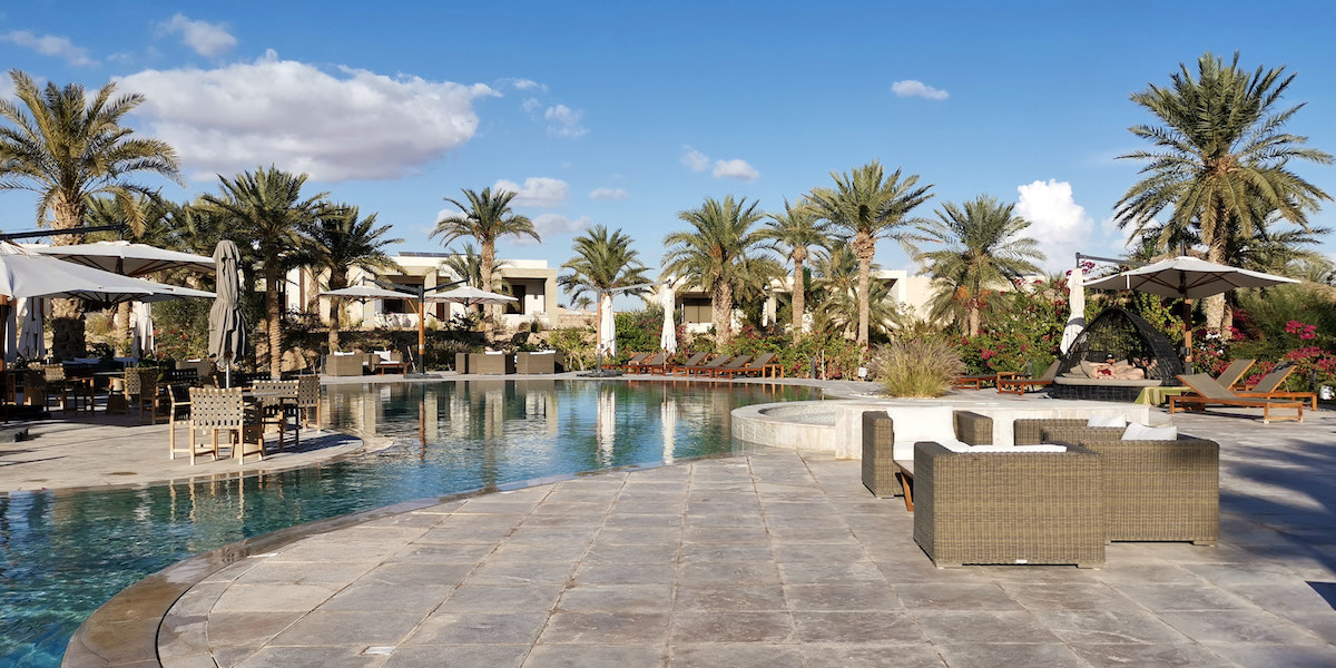 Pool des Anantara Sahara Tozeur Resort & Villas. Foto: Beate Ziehres, Reiselust-Mag