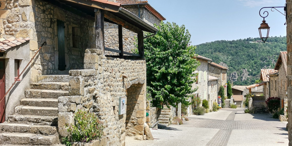 Straße in Boucieu-le-Roi, Ardeche, Frankreich. Foto: Beate Ziehres, Reiselust-Mag