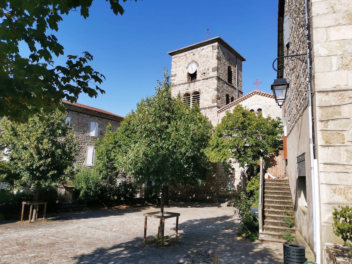 Romanische Kirche im Ortskern von Désaignes. Ardèche, Frankreich. Foto: Beate Ziehres, Reiselust-Mag