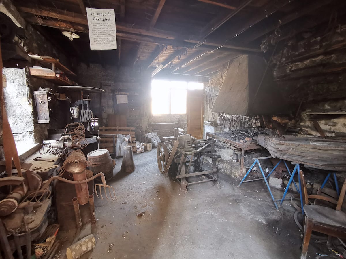 Historische Schmiede, Museum Burg Désaignes, Ardèche, Frankreich. Foto: Beate Ziehres, Reiselust-Mag