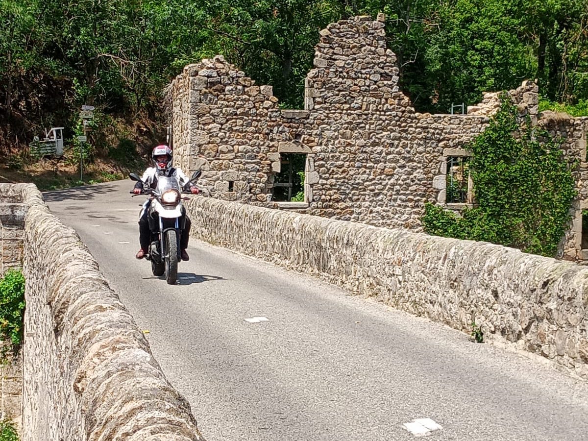 Mittelalterliche Brücke mit Motorradfahrer, Ardèche, Frankreich. Foto: Bernd Ewert, Reiselust-Mag