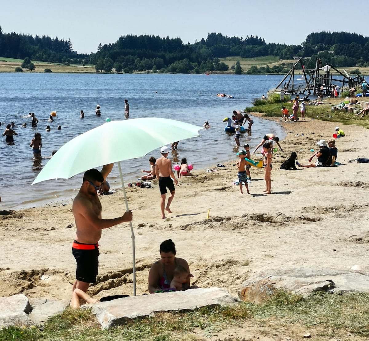 Strand am Lac de Devesset, Ardèche, Frankreich. Foto: Beate Ziehres, Reiselust-Mag