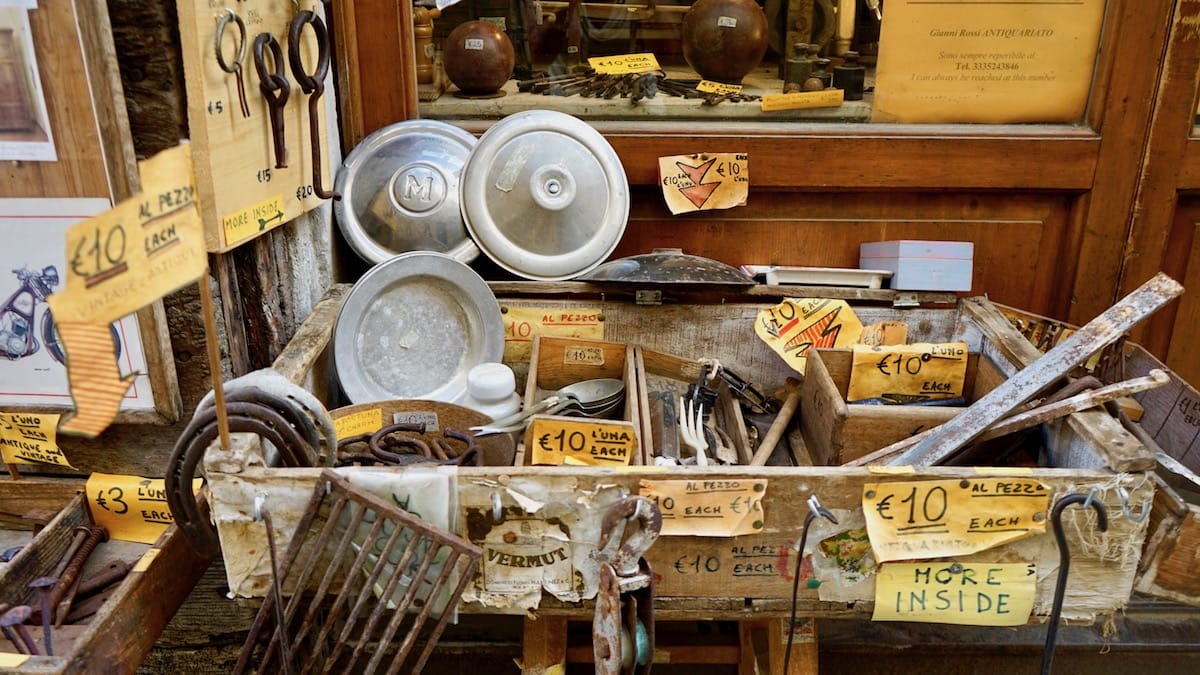 Schräg: Auslage eines Antiquitätenladens in Arezzo, Italien, Toskana – Foto: Beate Ziehres