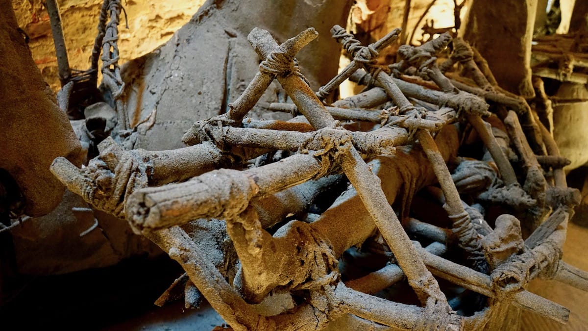 Abstrakt: Detail einer vielteiligen Skulptur aus dem Lapidarium Gustavo Aceves', Arezzo, Italien, Toskana – Foto: Beate Ziehres