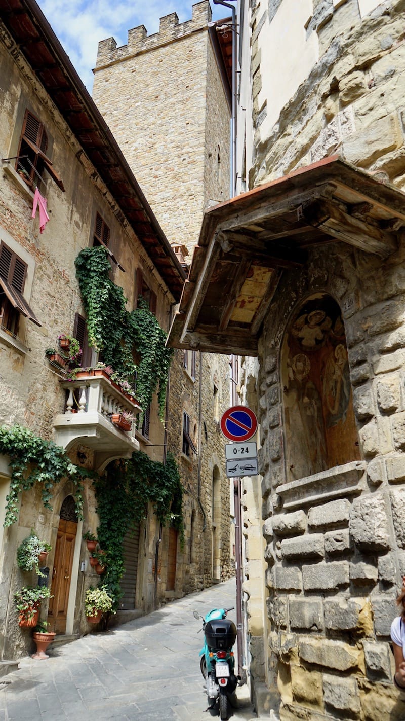 Krasse Sache in den Gassen Arezzos, Italien, Toskana: Dass hier abgeschleppt wird, scheint den Besitzer des Rollers nicht zu stören – Foto: Beate Ziehres