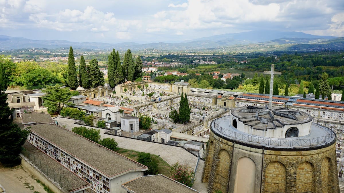 Arezzo, Italien: Toskanische Landschaft mit Friedhof – Foto: Beate Ziehres