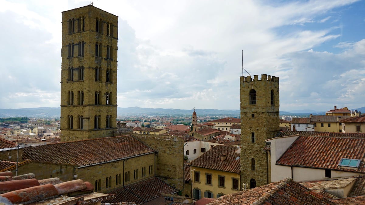 Toskana, Italien: Aussicht mit Gewitterwolken vom Dach des Palazzo della Fraternita dei Laici auf Arezzo und die Kirche Santa Maria della Pieve – Foto: Beate Ziehres