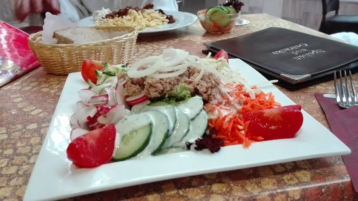 Bad Bellingen Therme: Das schmeckt: knackig-frischer Salat mit Thunfisch in der Fitbar der Balinea-Thermen