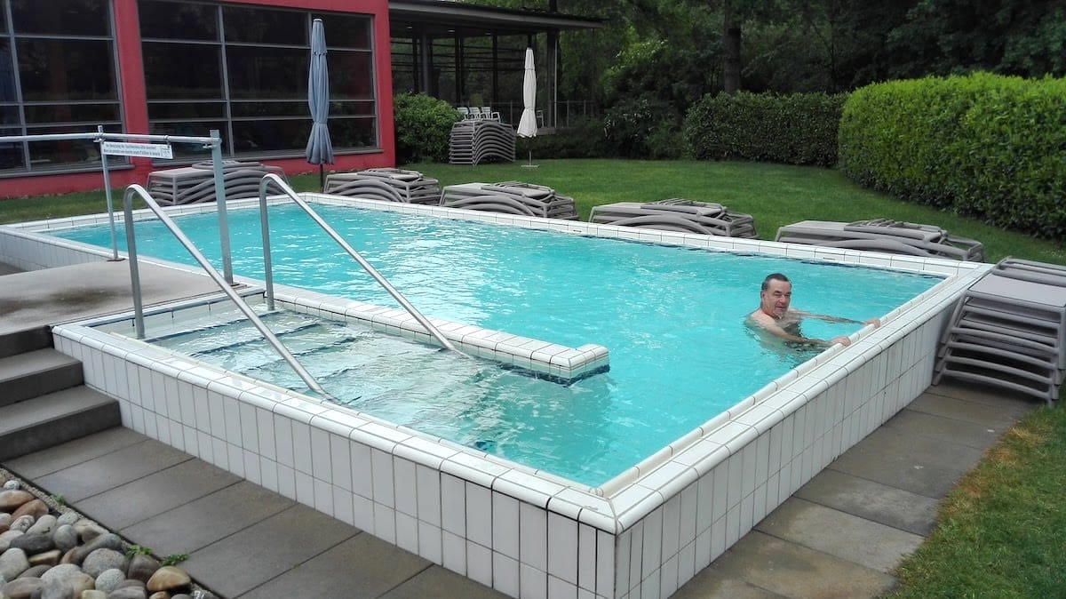 Großes Becken zum Abkühlen nach dem Saunagang im Park Bad Bellingen.