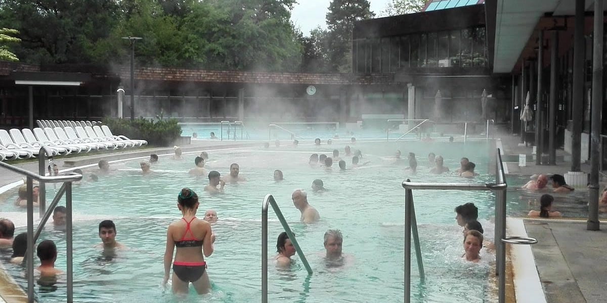 Bad Bellingen, Balinea-Thermen: Die weitläufige Beckenlandschaft unter freiem Himmel lädt ein, im Heilwasser zu entspannen.