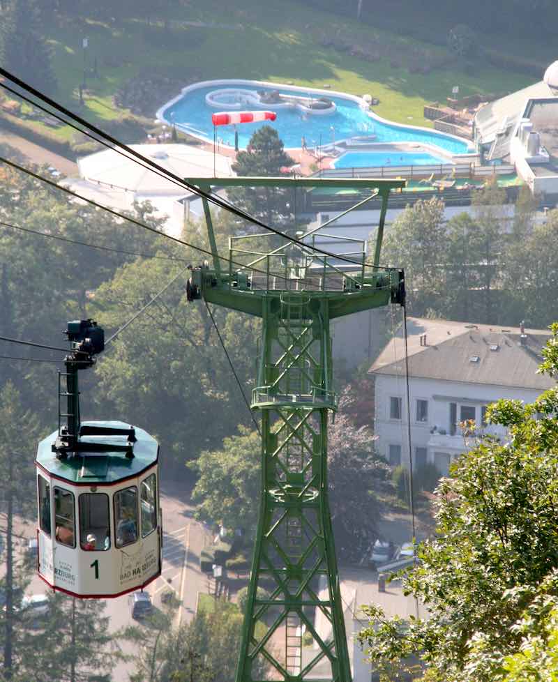 Blick vom Burgberg auf die Sole-Therme Bad Harzburg – Foto: Beate Ziehres