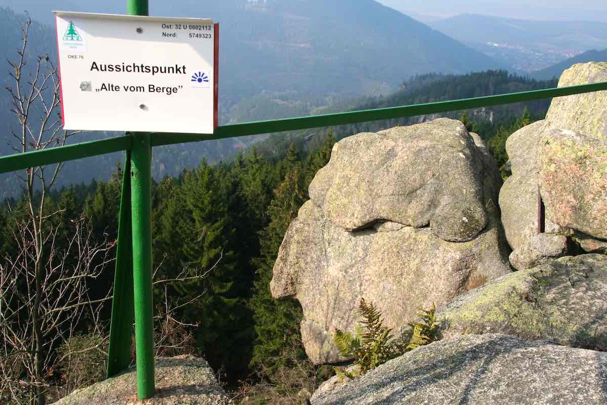 Am Ziel der Kästeklippentour: die Felsformation "Alte vom Berge" – Foto: Beate Ziehres