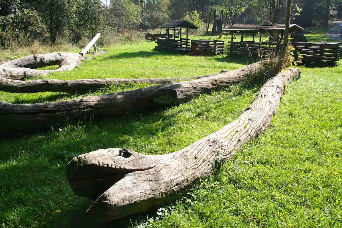 Spielplatz mit Holzschlangen auf der Luchstour bei Bad Harzburg – Foto: Beate Ziehres