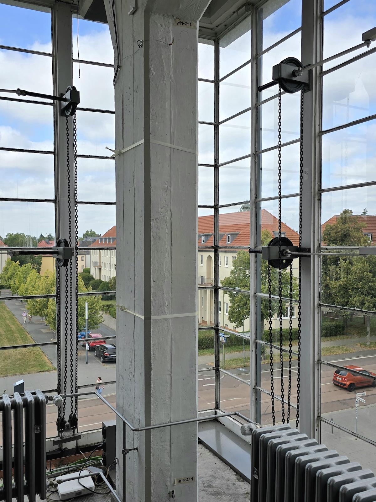 Glasvorhangfassade im Werkstattgebäude des Bauhaus Dessau. Foto: Beate Ziehres