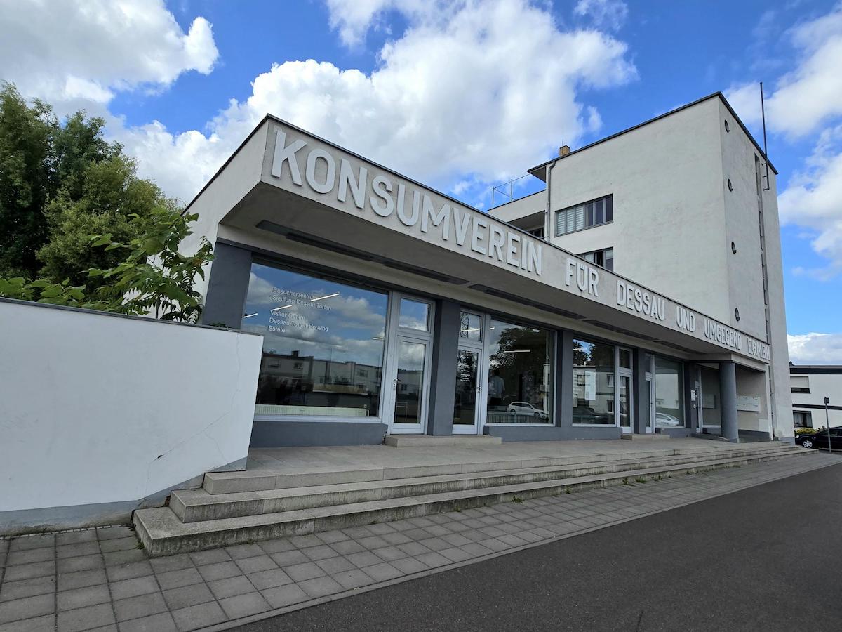 Konsumverein, das Herz der Siedlung Törten, Dessau. Foto: Beate Ziehres