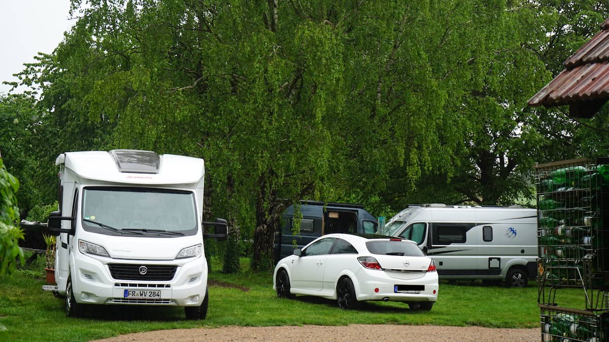 Blansingen, Wohnmobilstellplatz im Garten des Weinguts Claudia Straub. Foto: Beate Ziehres