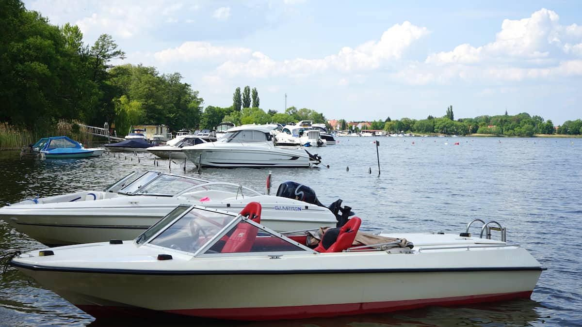 Urlaub in Deutschland: Boote am Wusterwitzer See in Brandenburg. Foto: Beate Ziehres