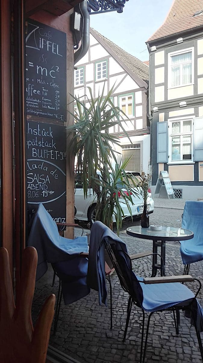 Café Zipfel, Tangermünde, Außensitzplätze. Foto: Beate Ziehres