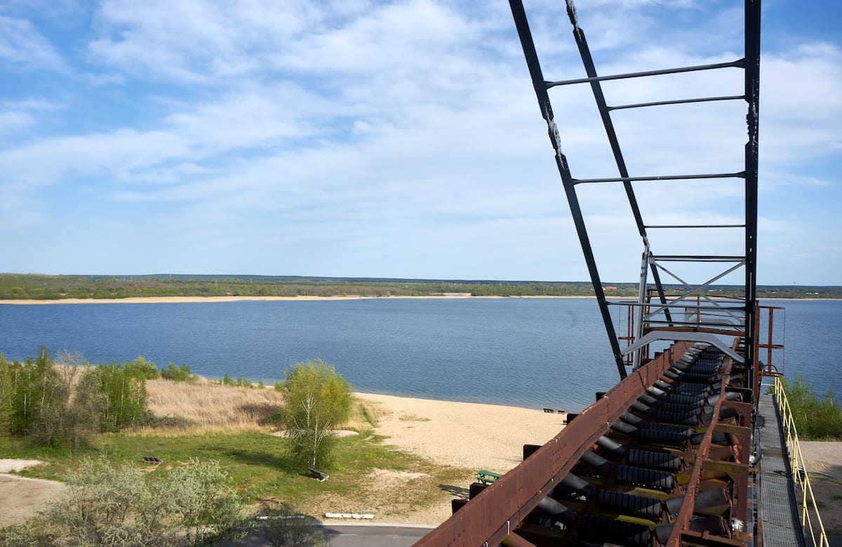 Ferropolis: Blick von Gemini auf den Gremminer See nebst Strand. Foto: Beate Ziehres, Reiselust-Mag