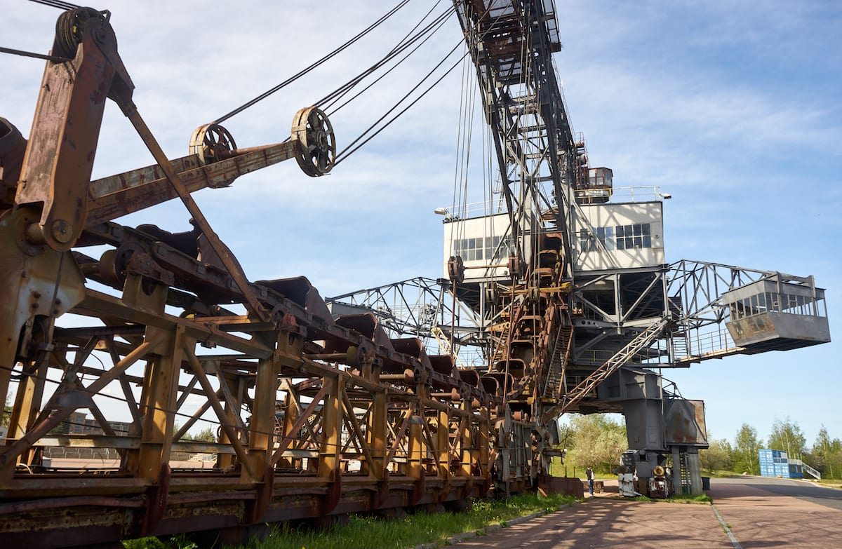 Suchbild mit Mensch unter dem Eimerkettenbagger Mad Max. Foto: Beate Ziehres, Reiselust-Mag