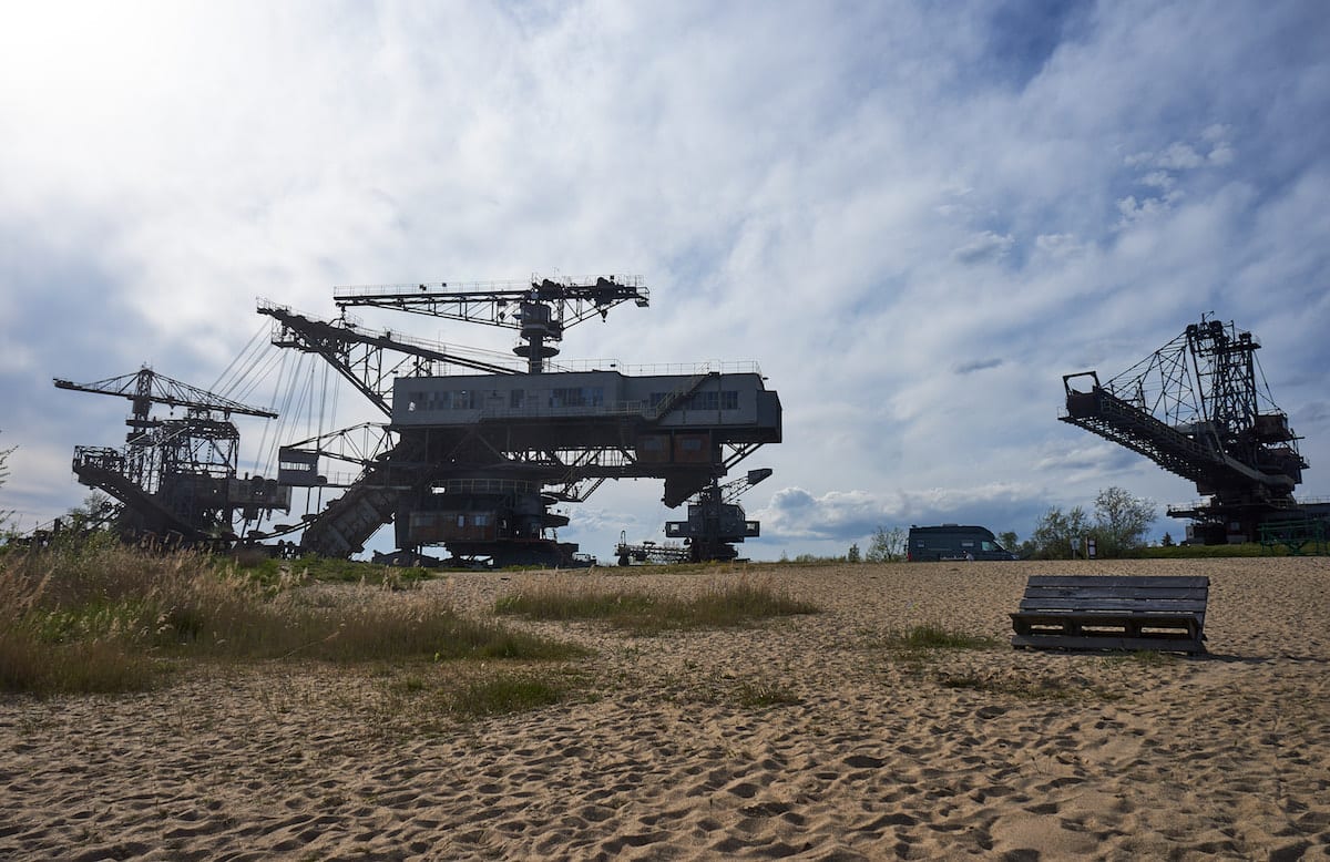 Strand mit Baggern in Ferropolis. Foto: Beate Ziehres