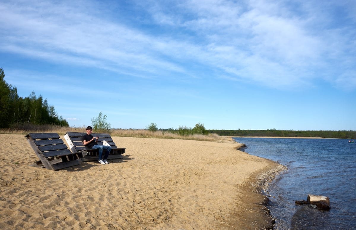 Strand am Gremminer See in Ferropolis. Foto: Beate Ziehres, Reiselust-Mag