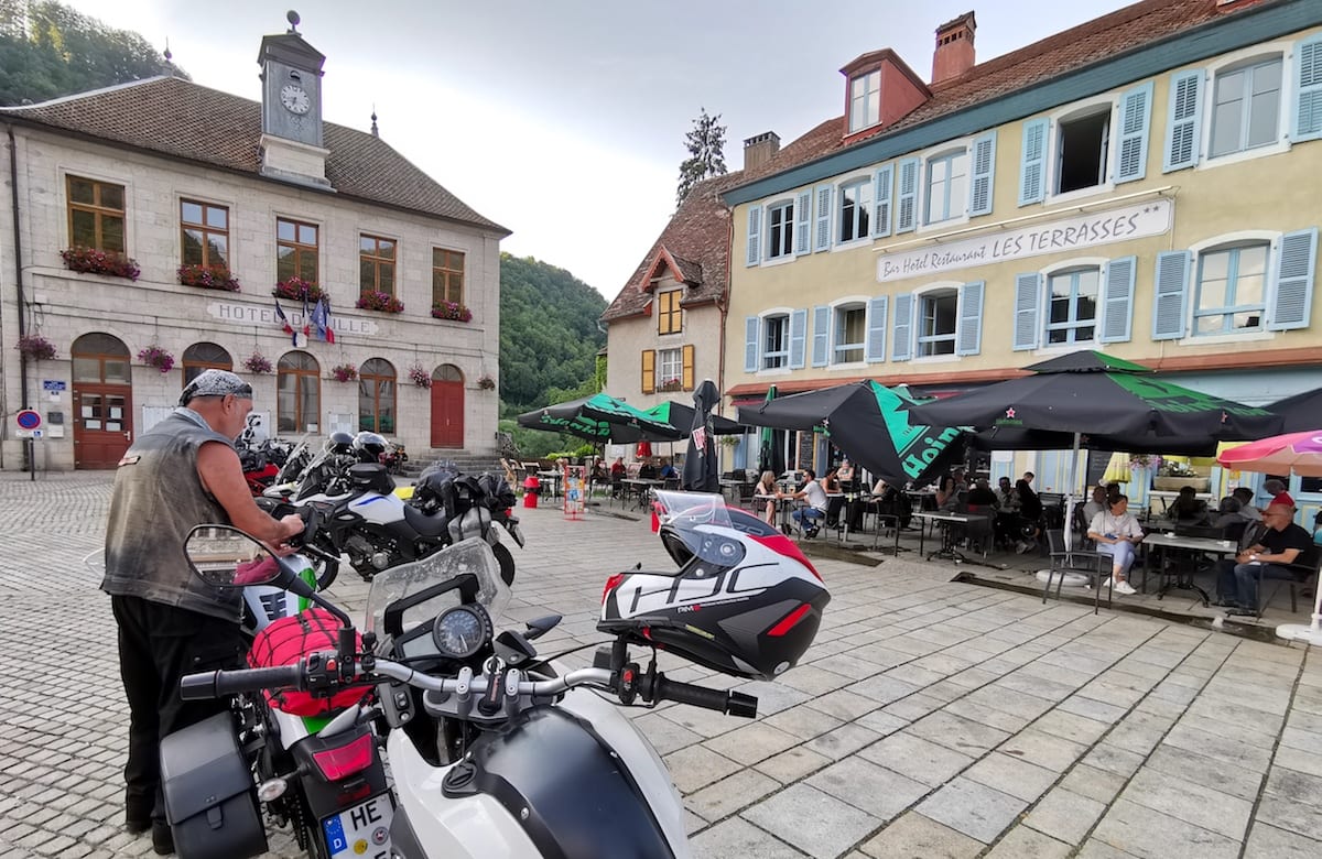 Pause in Saint-Hippolyte, Doubs, Frankreich. Foto: Beate Ziehres / Reiselust-Mag