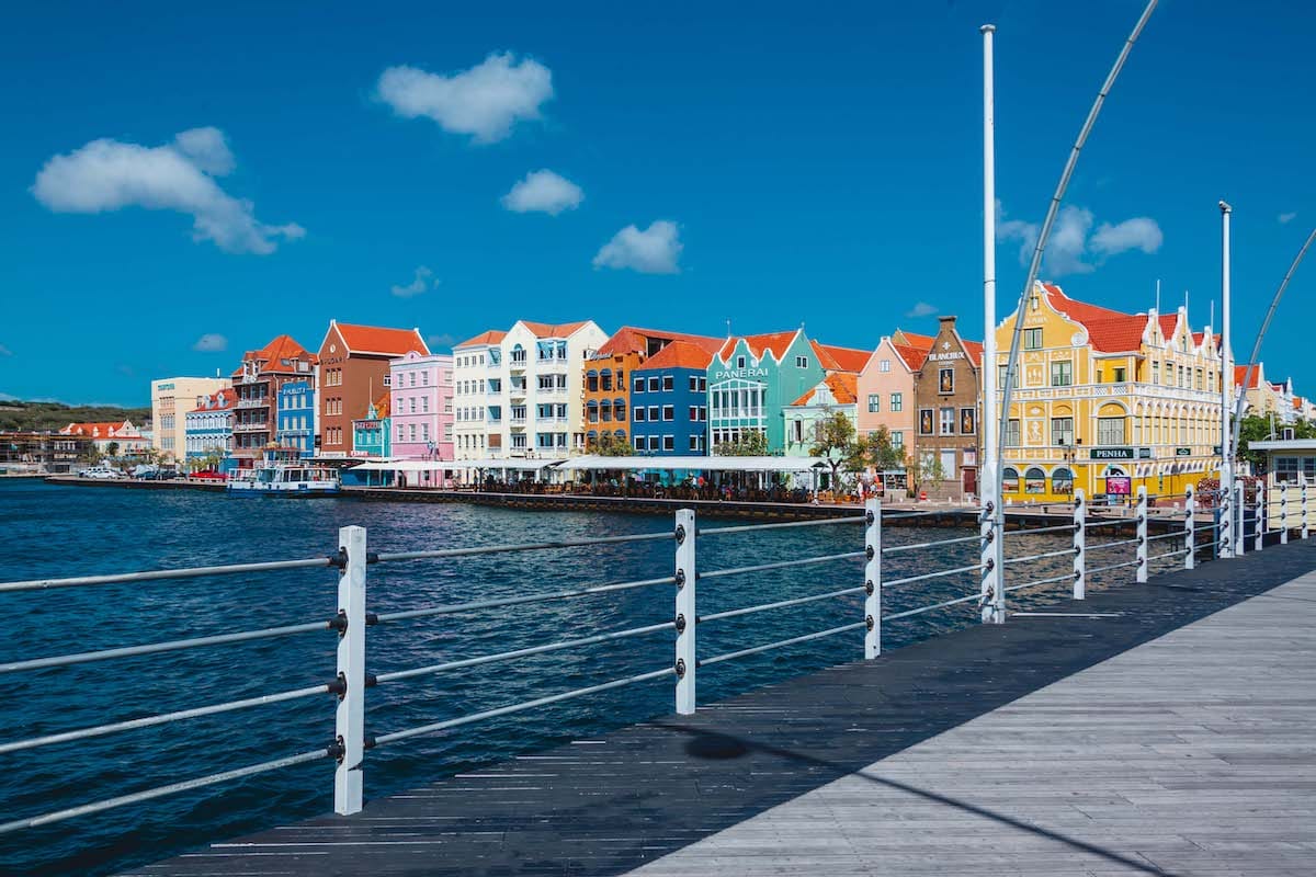 Die Handelskade von der Emmabrücke aus.