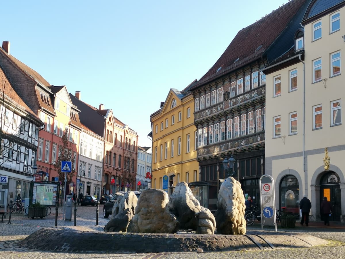 Helmstedt, Springbrunnen auf dem Marktplatz mit herzoglichem Hoflager. Foto: Beate Ziehres