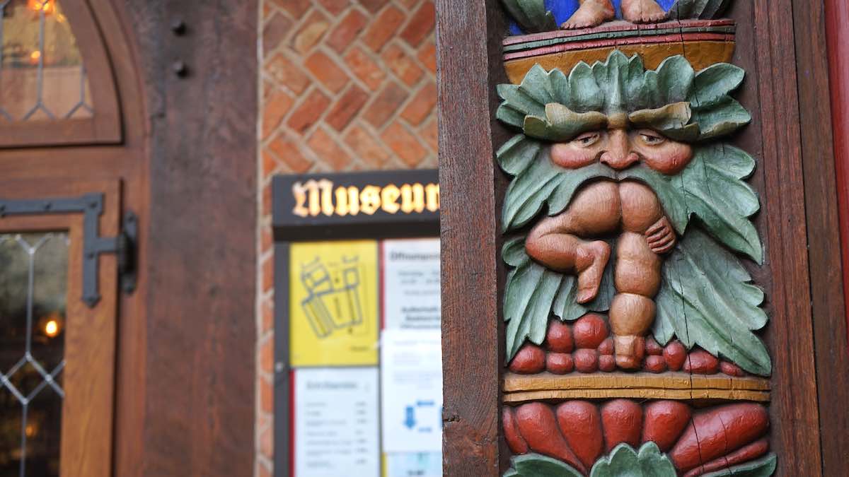 Schnitzerei an der Fassade des Knochenhaueramtshauses, in Richtung Rathaus gewandt – Foto: Beate Ziehres