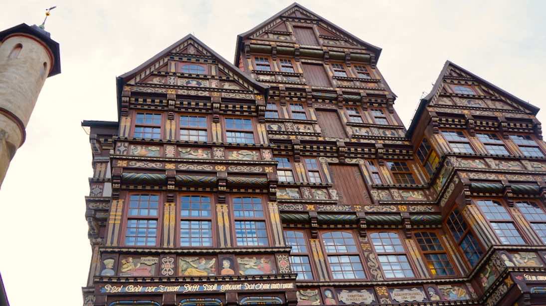 Rekonstruierte Fachwerkfassade am Hildesheimer Marktplatz – Foto: Beate Ziehres