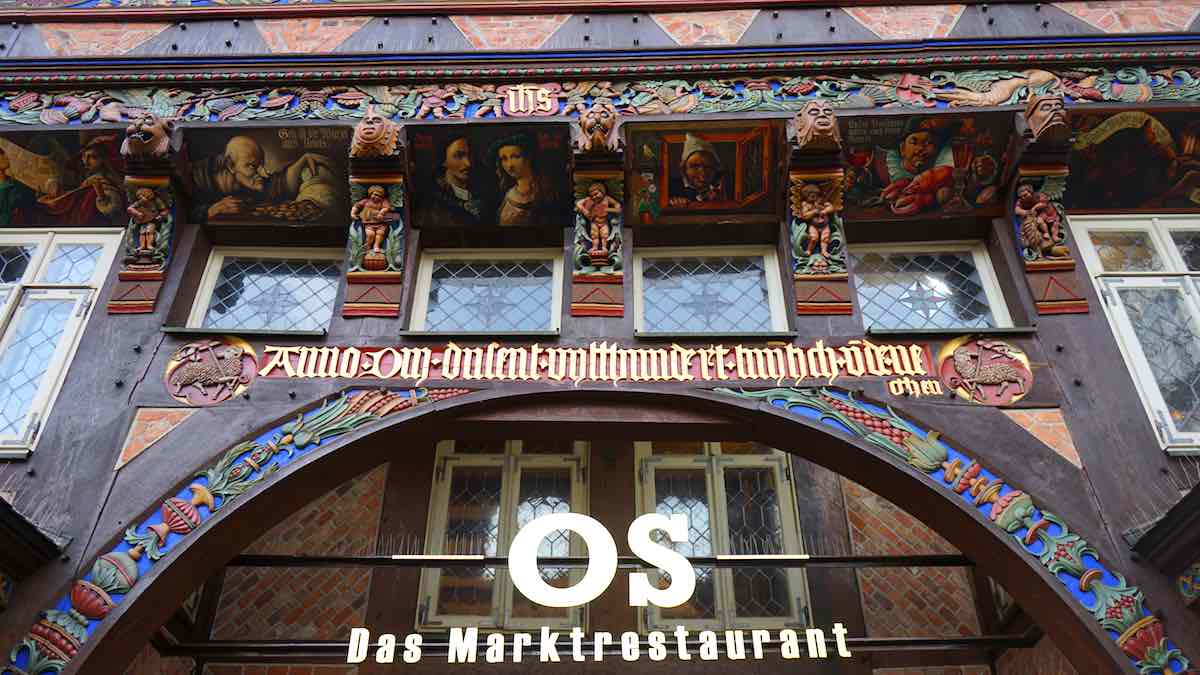 Details an der Fassade des rekonstruierten Knochenhaueramtshauses am Marktplatz von Hildesheim – Foto: Beate Ziehres