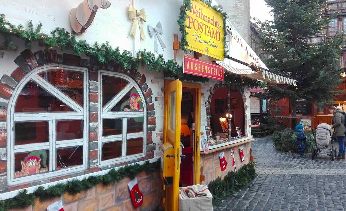 Das Weihnachtspostamt Himmelsthür hat eine Außenstelle auf dem Weihnachtsmarkt in Hildesheim – Foto: Beate Ziehres