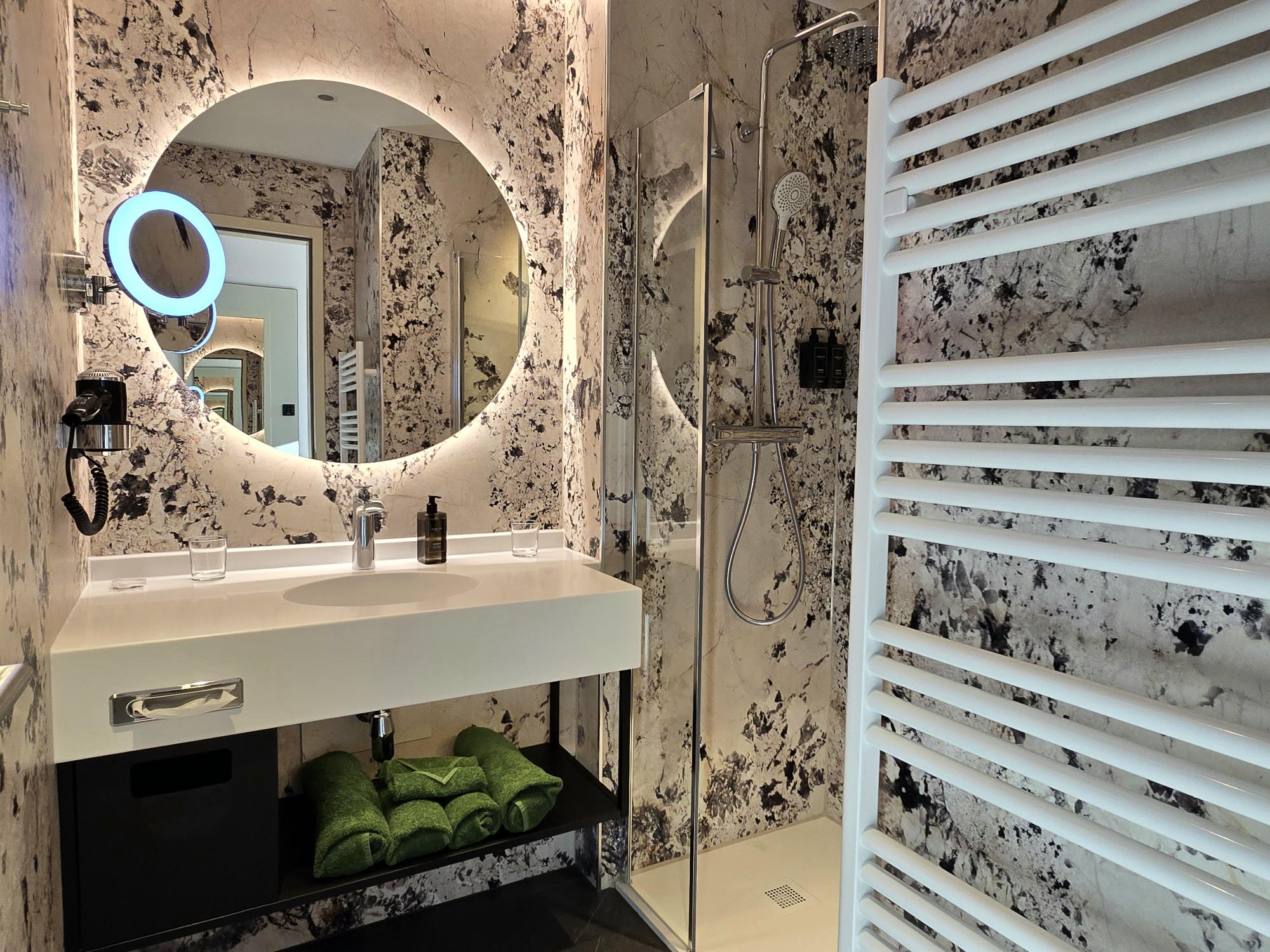 Hotel Morgenroth, Bad Blankenburg, Zimmer, Bad. Foto: Beate Ziehres, Reiselust-Mag