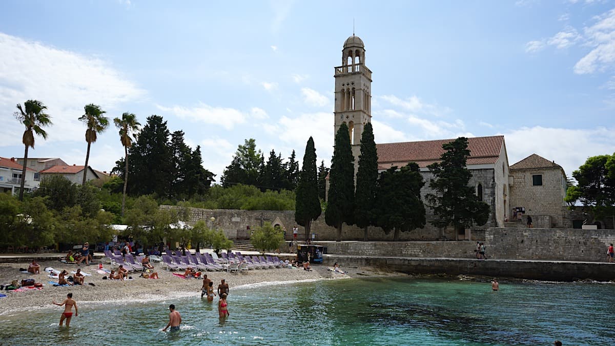 Hvar, Kroatien: Strand von Hvar im Schatten der Klosterkirche. Foto: Beate Ziehres