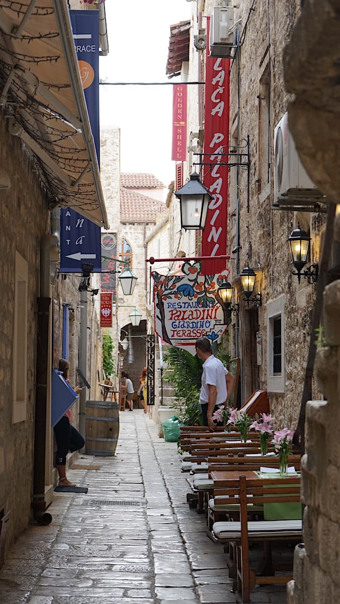 Hvar, Gasse mit Restaurants. Foto: Beate Ziehres