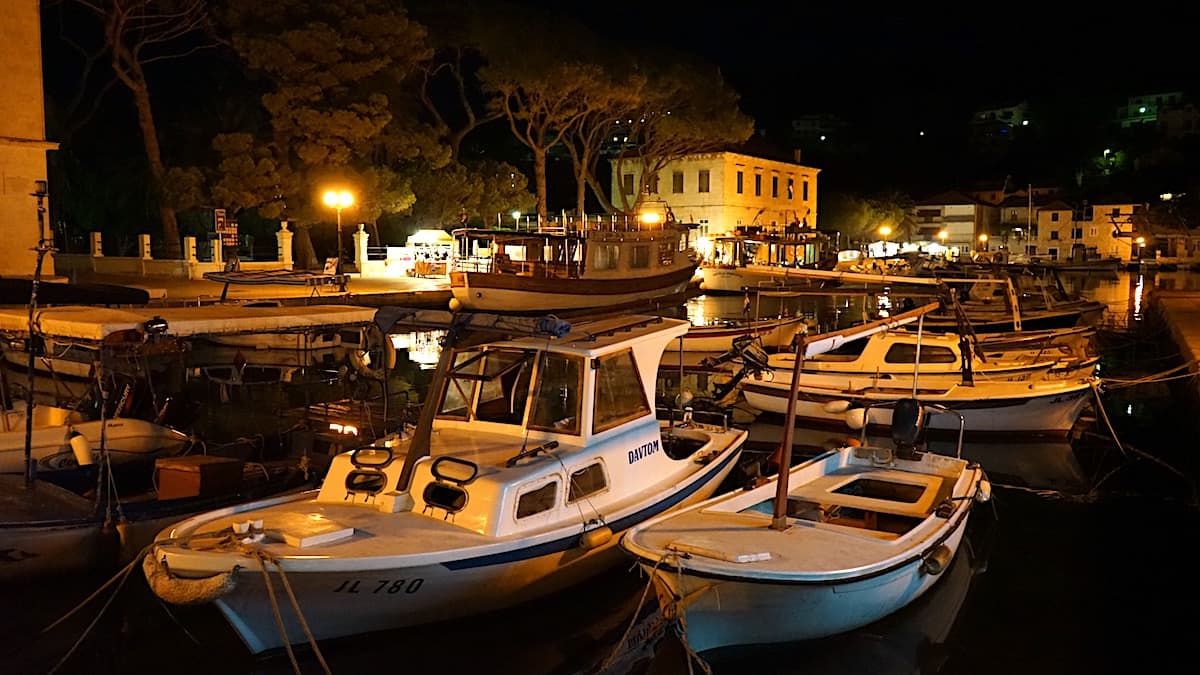 Jelsa, Hvar. Stadthafen bei Nacht. Foto: Beate Ziehres