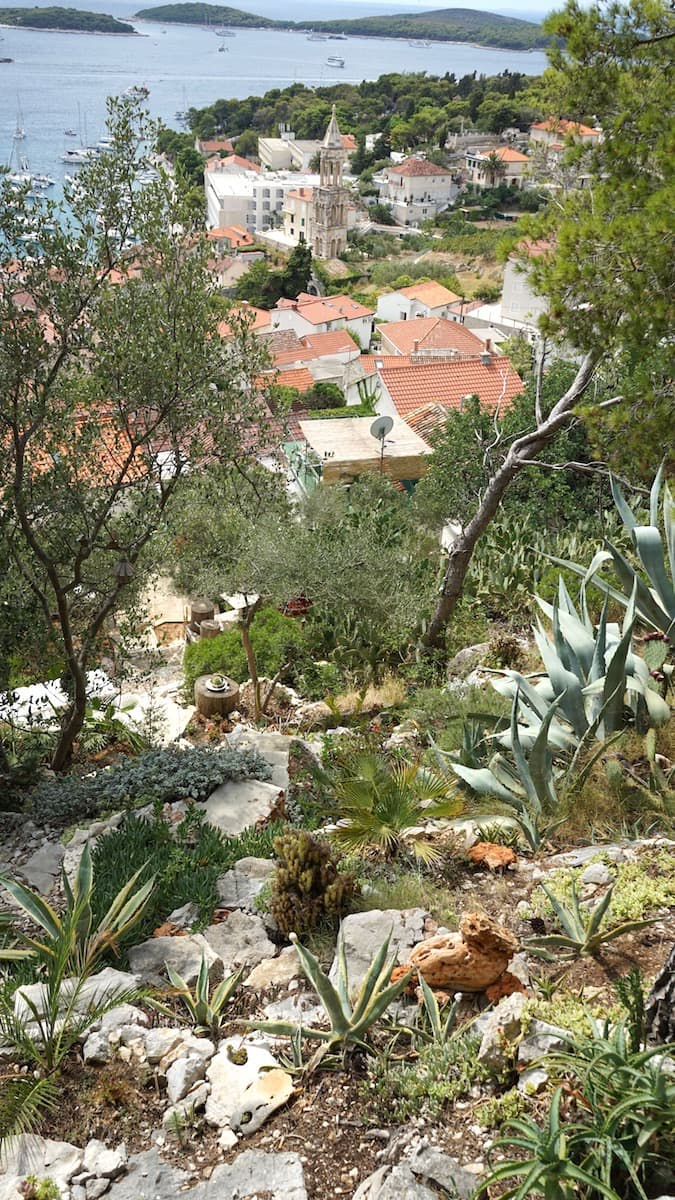 Hvar, Blick vom Kräutergarten unterhalb der Festung auf die Pakleni-Inseln. Foto: Beate Ziehres