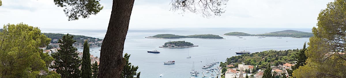 Hvar. Blick von oben zu den Pakleni-Inseln. Foto: Beate Ziehres