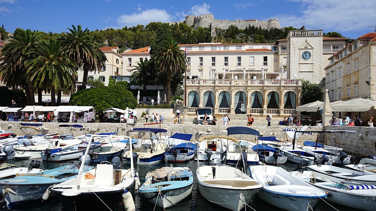 Hvar. Stadthafen mit Booten, Loggia und Festung. Foto: Beate Ziehres