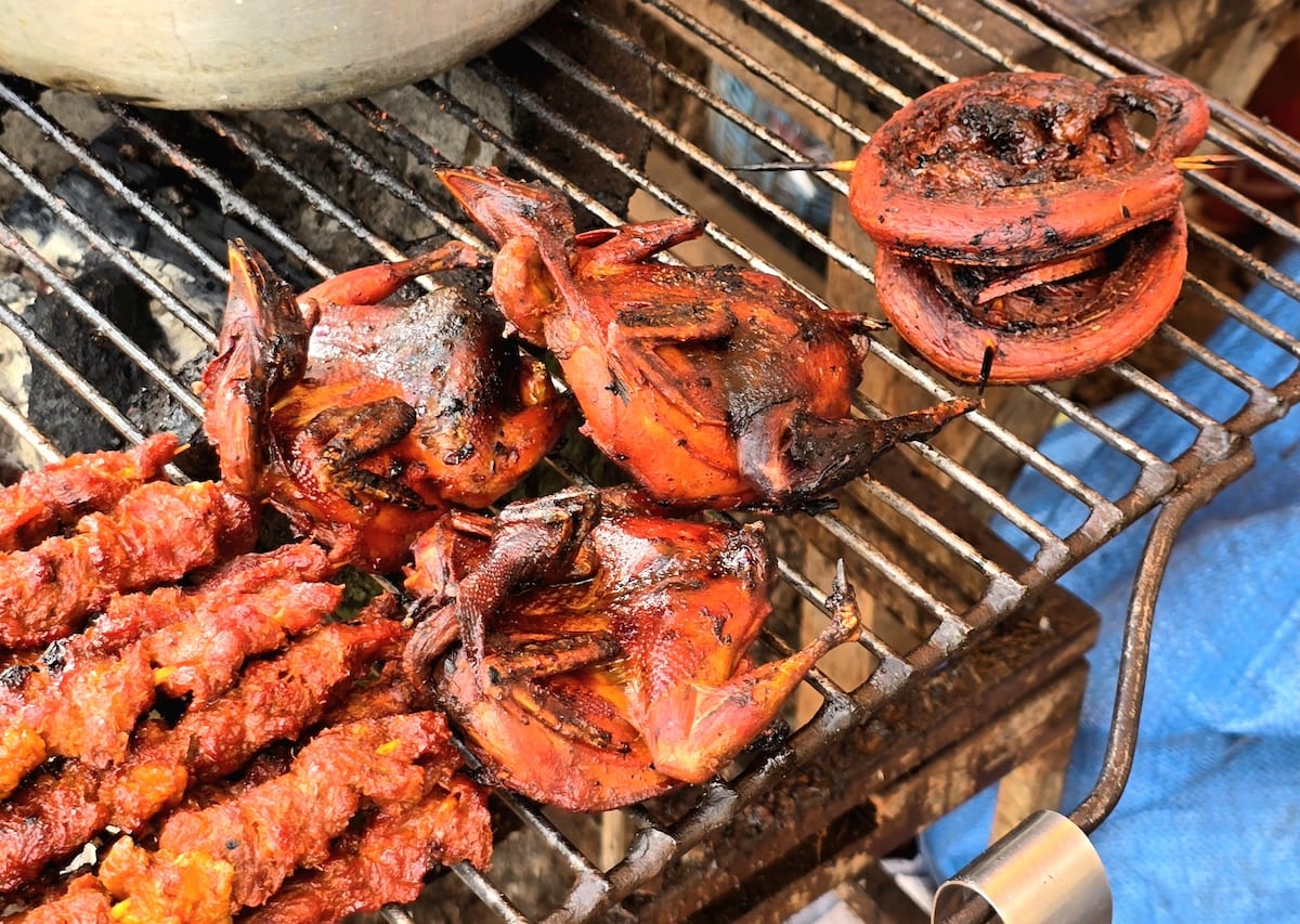 Blick auf einen Grill an der Straße bei Siem Reap. Foto: Beate Ziehres, Reiselust-Mag